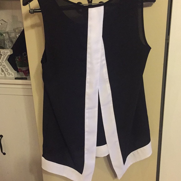 Express flowy black and white top with open back - Picture 6 of 6